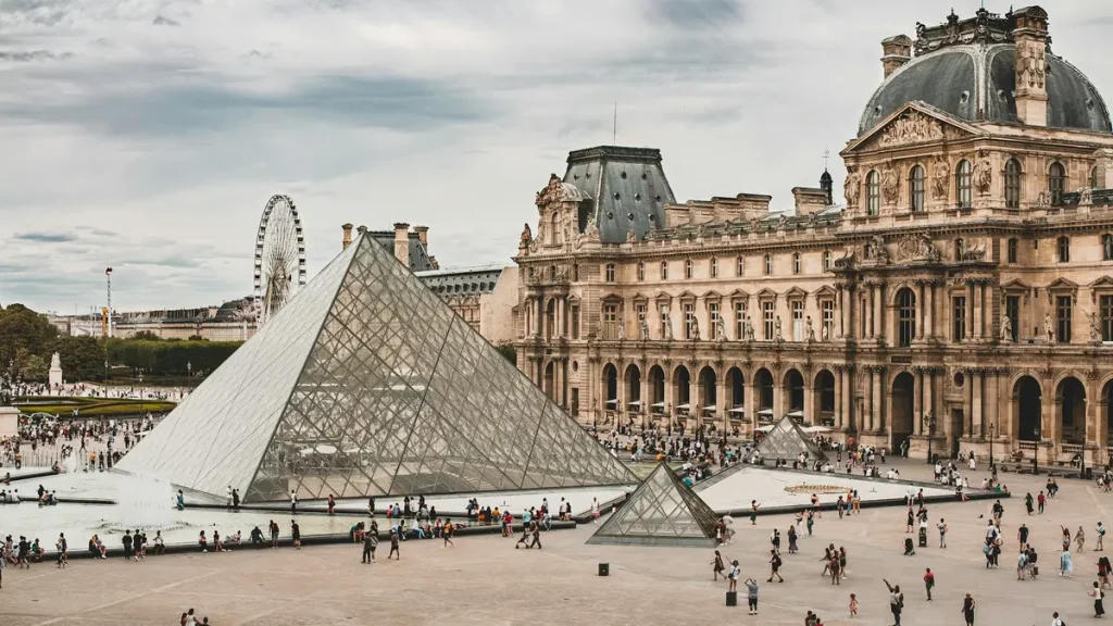 Wisata Seni Museum Louvre dan Koleksi Terbesarnya